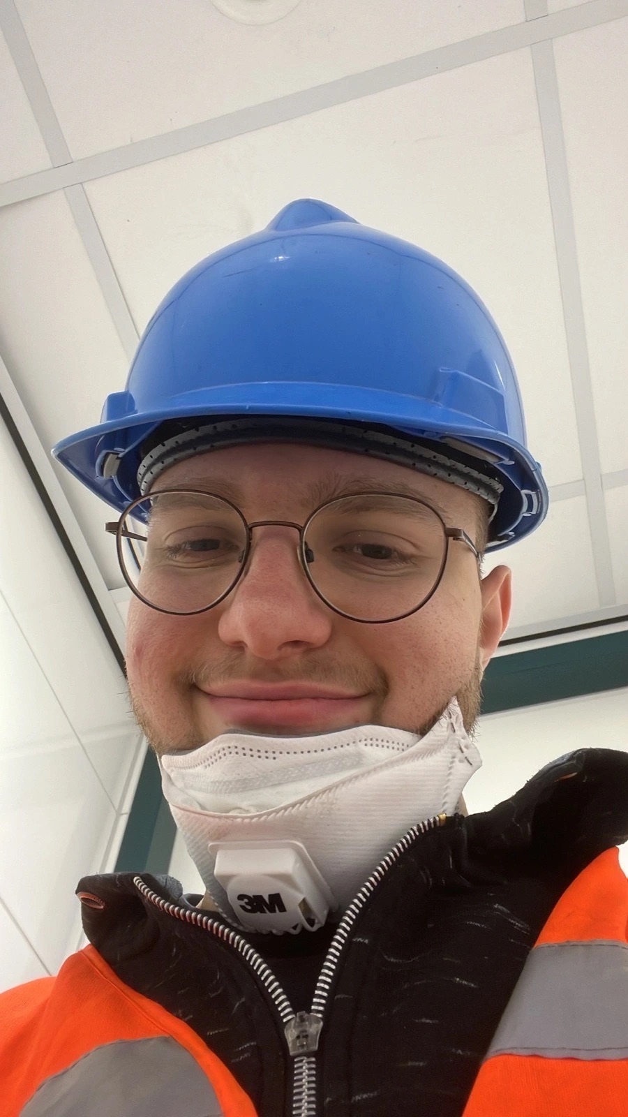 Edgar mit Bauhelm in Deutschland